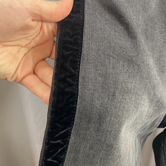 NEON BLONDE Bella Black Velvet Magic Sky High-Rise Skinny Jean - Size 26 - Picture 6 of 11